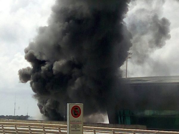 O fogo foi controlado, não houve registros de feridos e nem interferência em voos - Divulgação