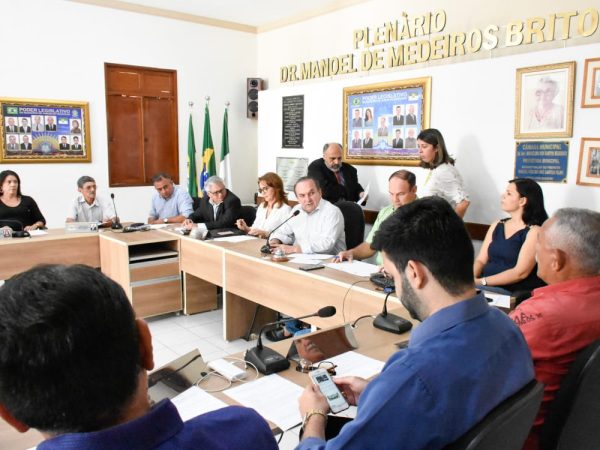 Proposto pelo deputado Nelter Queiroz, o encontro ocorreu na sede do Legislativo Municipal — Foto: Eduardo Maia