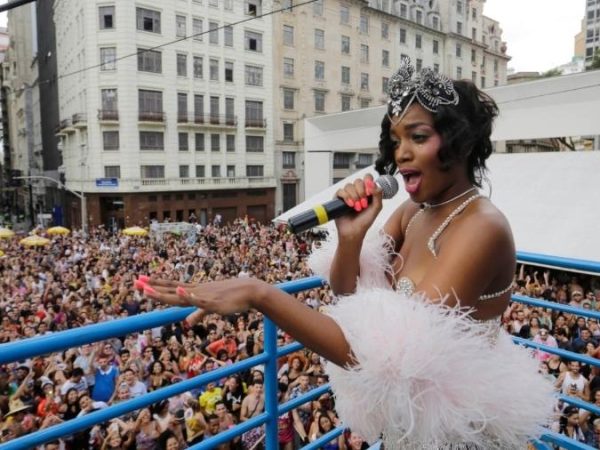 Cantora Iza se apresentando no Centro de São Paulo, durante um pré-carnaval (arquivo) — Foto: Nelson Antoine/UOL