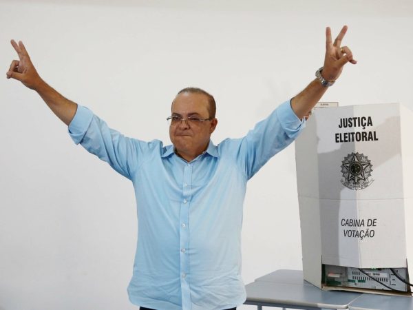 Ibaneis vota no DF — Foto: Fátima Meira/Futura Press/Estadão Conteúdo