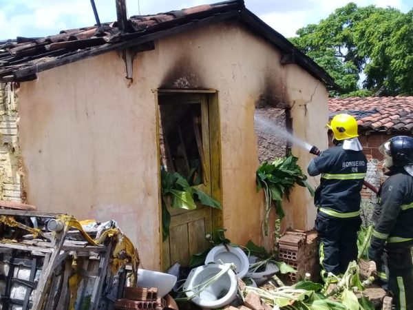 Incêndio atingiu casa em Macaíba, na região metropolitana de Natal — Foto: Corpo de Bombeiros/Divulgação