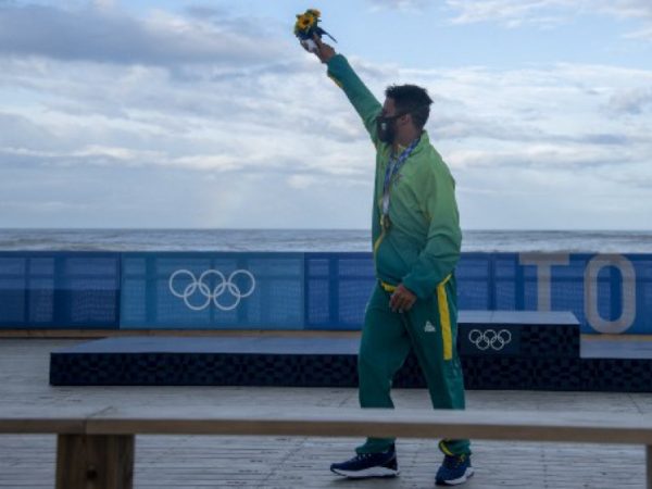 Ítalo Ferreira foi campeão olímpico na madrugada desta terça-feira — Foto: Olivier Morin/AFP/POOL