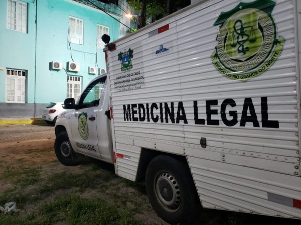 Corpo foi levado para a sede do Itep, no bairro da Ribeira em Natal. — Foto: Bruno Vital/G1