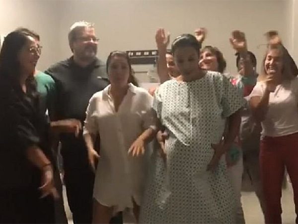 Ivete Sangalo dançou no hospital momentos antes do parto cesariana. Gêmeas nasceram saudáveis (Foto: Instagram/Reprodução)