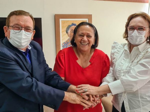 Juntamente com seu esposo Jaime Calado, a senadora participou de uma reunião com Fátima Bezerra. — Foto: Divulgação