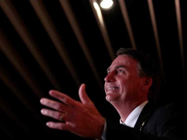 Presidente Jair Bolsonaro anunciou novo valor nesta terça (14). Em 2019, o salário mínimo estava em R$ 998 — Foto: © Reuters/Stringer