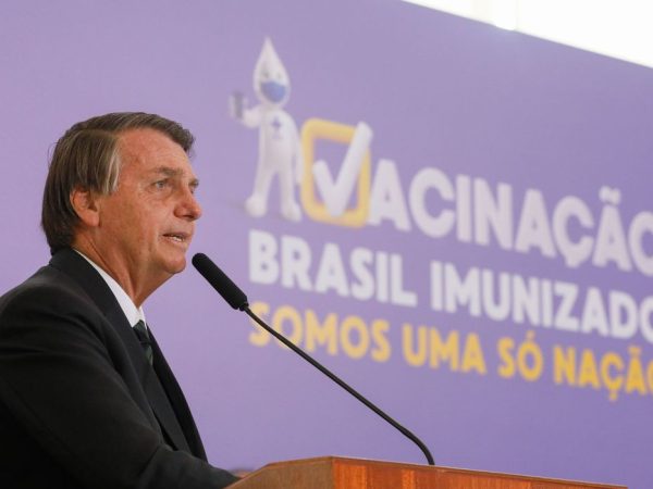 O chefe do Executivo falou ainda sobre a segurança dos imunizantes. — Foto: © Isac Nóbrega/PR