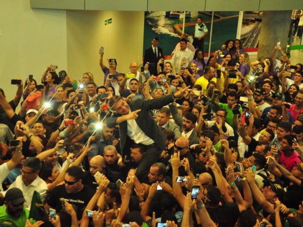 Jair Bolsonaro foi recebido por multidão de apoiadores no aeroporto Aluízio Alves, na Grande Natal (Foto: José Aldenir/Agora Imagens)