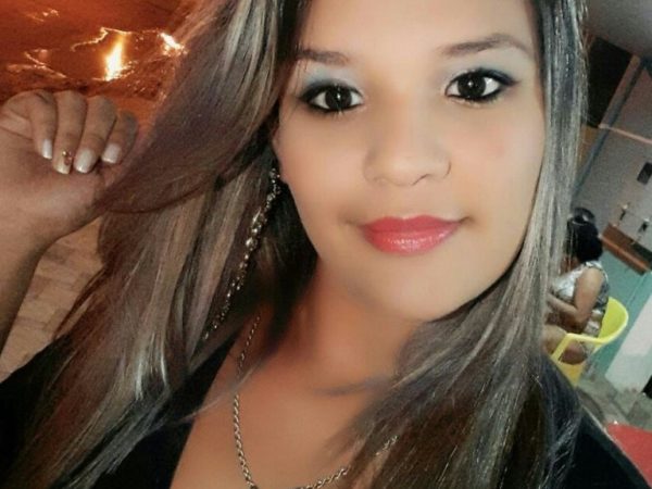 Jessica Payerl Antunes, de 23 anos, foi encontrada ferida por tiros em cima de uma mesa da casa de prostituição em Colniza — Foto: Facebook/Reprodução
