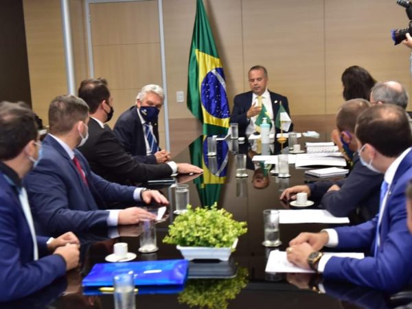 Parlamentar estava acompanhado do deputado Kleber Rodrigues e vários prefeitos de diversas regiões do RN. — Foto: Divulgação
