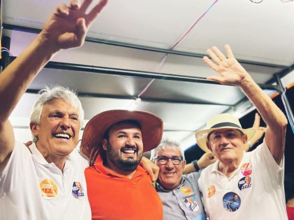 João Maia celebrou os 50 anos dessa tradicional passeata, ao lado de Vivaldo, Dr. Tadeu e Toinho Santiago. — Foto: Divulgação