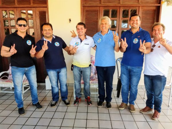 Candidato a deputado federal João Maia com lideranças que apoiam em Equador (Foto: Divulgação)