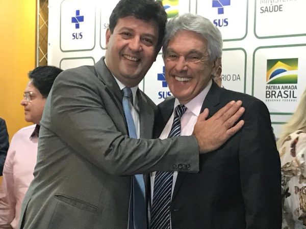 João Maia fez questão de agradecer a Jair Bolsonaro e ao ministro da Saúde Luís Henrique Mandetta — Foto: Elisa Elsie