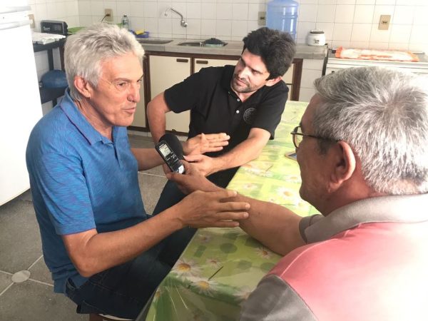 Pré-candidato a deputado federal, João Maia sendo entrevistado na cidade de Caicó (Foto: Divulgação/Assessoria)