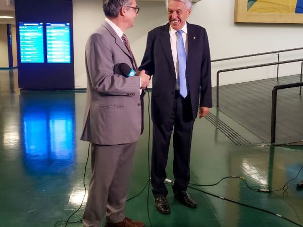 Presidente da CDC, o deputado federal João Maia, antes da entrevista para a TV Câmara — Foto: Carla Fonseca