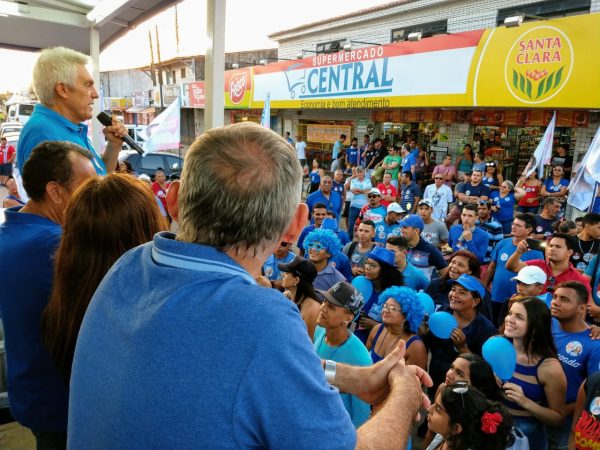 Candidato a deputado federal João Maia falando para população de Extremoz, na Grande Natal (Foto: Divulgação)