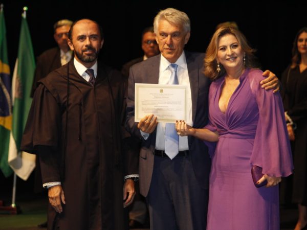 O deputado federal João Maia recebeu o seu diploma das mãos do juiz Wlademir Capistrano — Foto: Divulgação