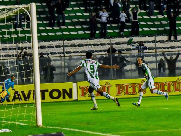 Tiago Marques e Juninho comemoram primeiro gol do Juventude em vitória sobre o ABC (Foto: Futura Press)