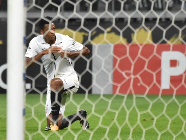Jô marcou um gol e abriu o placar no Mineirão (Foto: Gustavo Rabelo / Photo Press)