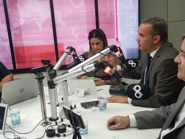 Kelps e o novo presidente estadual do PSL deram entrevista juntos na 96 FM de Natal — Foto: Divulgação/Assessoria