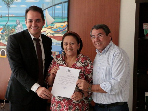 Fátima assinou Lei tornando Monte Alegre como a Capital Estadual dos Circuitos de Vaquejada do RN — Foto: Assessoria.