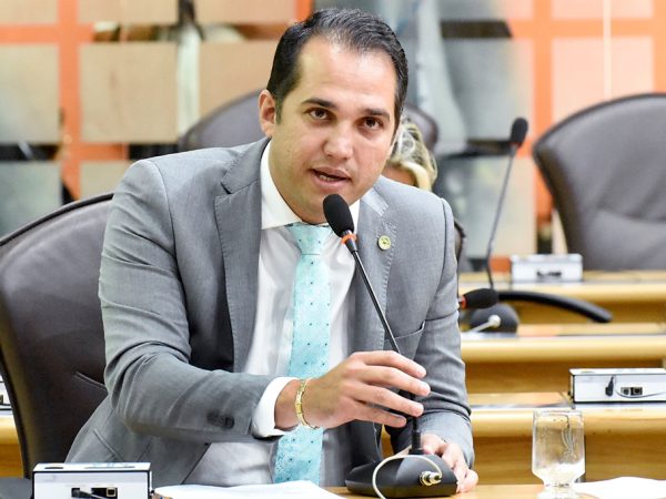Parlamentar comentou viagem feita a Brasília para tratar do abastecimento de água de municípios da Região Agreste — Foto: Eduardo Maia