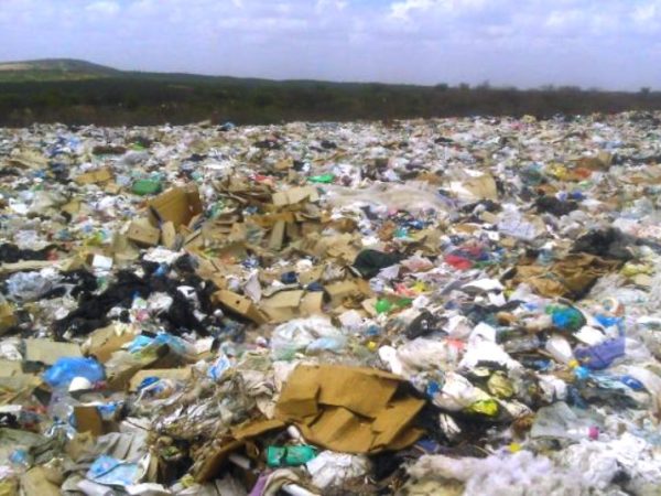 Em Caicó, foi verificado acúmulo irregular de lixo a céu aberto em uma área próxima à lagoa de captação do município, às margens da BR-427 - Divulgação