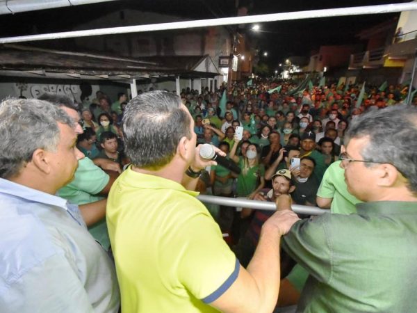 Carreata percorreu as principais ruas da cidade para depois reunir uma multidão atenta aos pronunciamentos — Foto: Divulgação