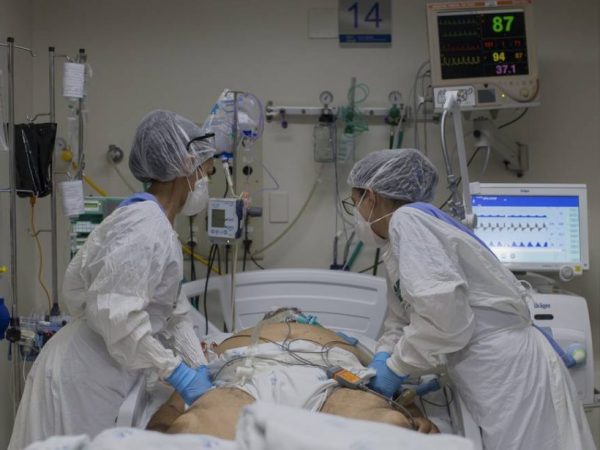 Os leitos de UTI habilitados em sete unidades hospitalares terão custo de R$ 3,9 milhões, mensais. — Foto: Edilson Dantas/Agência O Globo