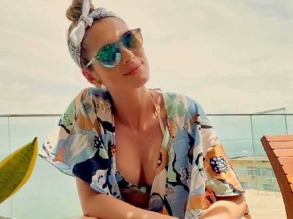 Lívia deixa internautas babando com registro sensual de biquíni na piscina de seu hotel em Salvador — Foto: Reprodução/Instagram
