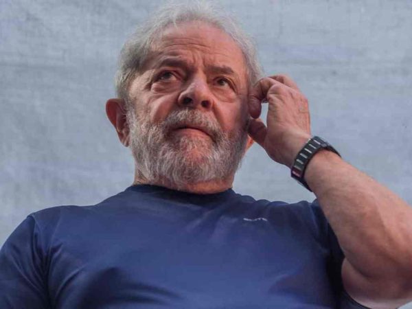 A ilegalidade, segundo a defesa, seria colocar Lula em um presídio comum — Foto: © Getty Images