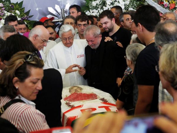 Lula chora em velório do corpo de Dona Marisa Letícia (Foto: Nacho Doce/Reuters)