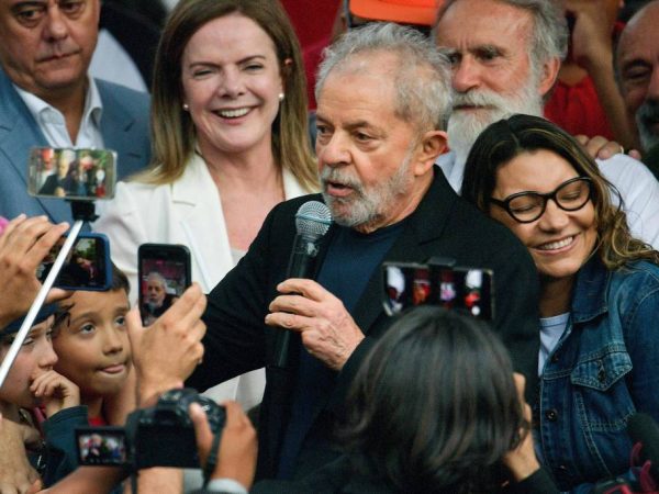 Lula afirmou que se preparou porque queria provar que dorme com a consciência mais tranquila do que seus 'algozes' — Foto: Carl de Souza/AFP