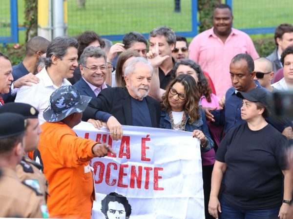 Lula deixou a carceragem da PF nesta sexta-feira (8) — Foto: Giuliano Gomes/PR Press