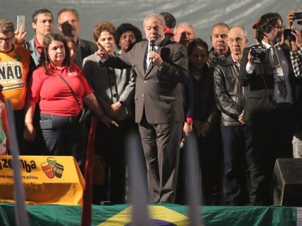Lula discursa em ato na Praça Santos Andrade em Curitiba (Foto: Giuliano Gomes/PRPress)
