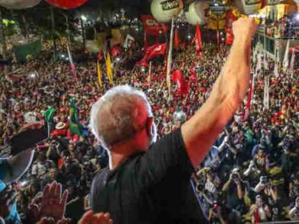 O ex-presidente Lula discursa em São Paulo após o resultado do julgamento em segunda instância (© Reprodução/Internet)