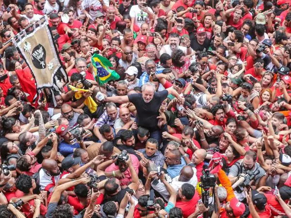 Ex-presidente Lula é levado nos braços do povo em São Bernardo — Foto: Ricardo Stuckert
