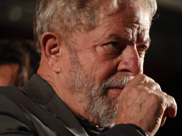 Lula foi condenado a 12 anos e 1 mês de prisão pelos crimes de corrupção e lavagem de dinheiro no caso do tríplex em Guarujá (SP) (Foto: Marcos Alves / Ag. O Globo)
