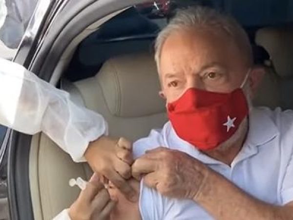 A vacinação do ex-presidente foi transmitida pelas redes sociais de Lula. — Foto: Reprodução