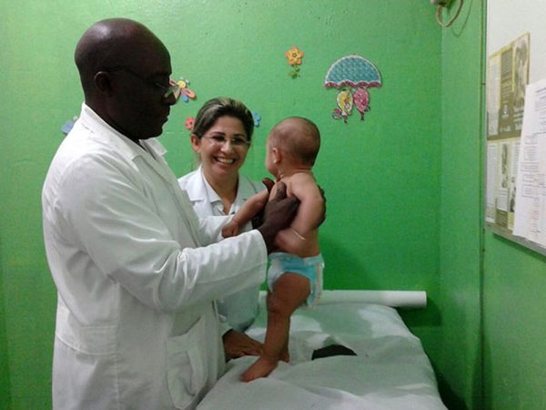 Médico Raul Hernandez, de Cuba, atendendo em São Miguel do Gostoso através do programa Mais Médicos - foto de 2015 — Foto: Karina Soares