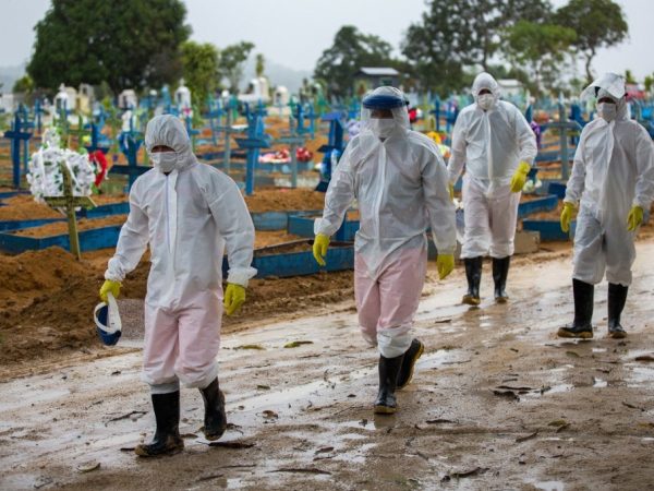 País contabilizou 12.983.560 casos e 331.530 óbitos por Covid-19 desde o início da pandemia. — Foto: Michael Dantas/AFP