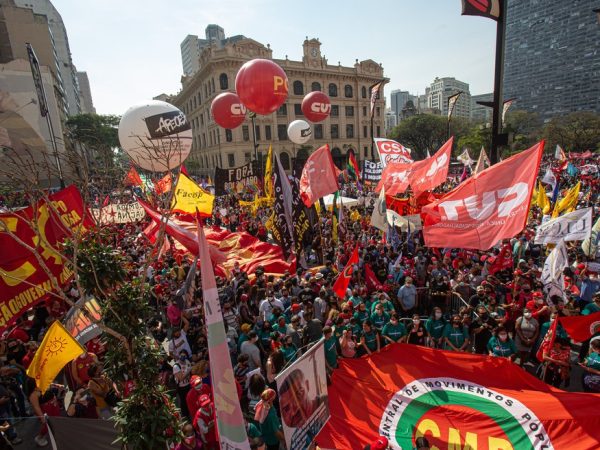 Manifestantes protestam contra o governo Jair Bolsonaro (sem partido) no Vale do Anhangabaú, na região central de São Paulo, na tarde desta terça- feira, 7 de setembro de 2021 — Foto: TABA BENEDICTO/ESTADÃO CONTEÚDO