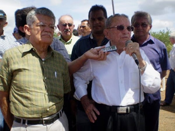 Manoel de Brito ao lado do ex-prefeito Manoel Paulino (com microfone) - Foto: Arquivo / Eliel Bezerra