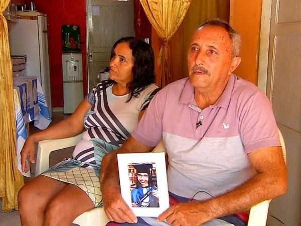Manoel da Costa e Maria Rita são os pais de Emanuele Medeiros, que morreu durante uma brincadeira na escola em Mossoró — Foto: Reprodução/Inter TV Costa Branca