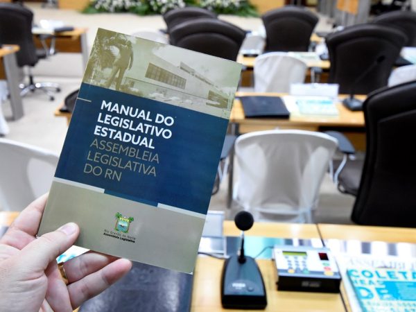 Manual do Legislativo Estadual também pode ser acessado em versão online pelo site oficial do legislativo potiguar — Foto: João Gilberto