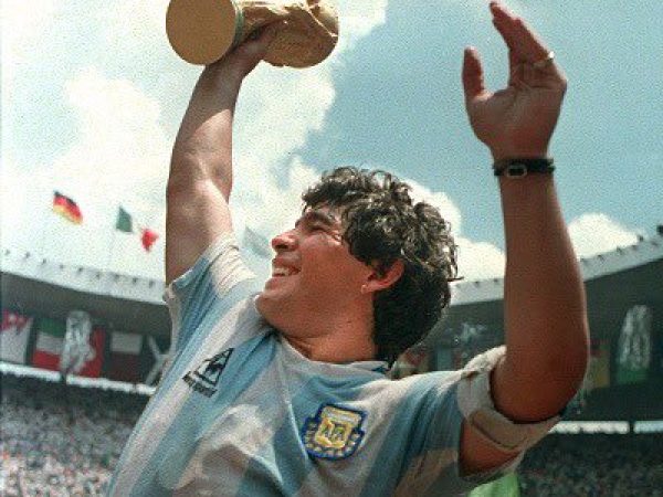 Clubes, jogadores e entidades se manifestaram de forma unânime homenageando o legado que Maradona deixou. — Foto: © Reprodução/Twitter