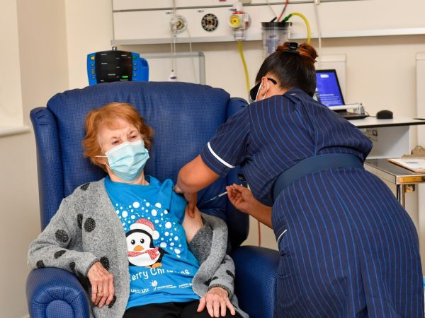 A britânica Margaret Keenan, de 90 anos, recebeu dose da vacina da Pfizer/BioNTech em um hospital de Coventry, na região central da Inglaterra — Foto: Jacob King/AFP