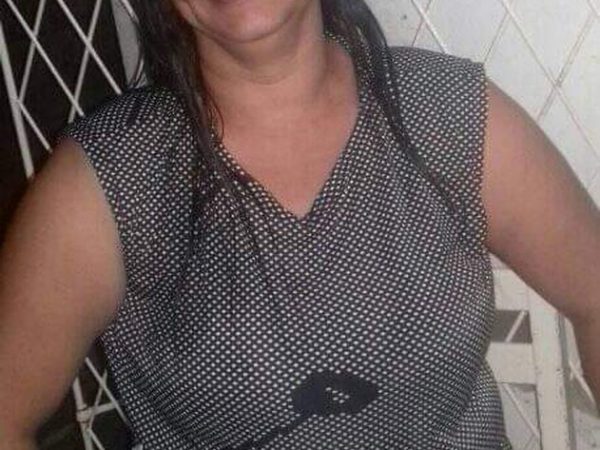Maria Miria Celia de Mendonça Souza, de 44 anos, foi morta com um tiro na cabeça na noite desta terça (28), segundo a Polícia Civil — Foto: Arquivo Pessoal