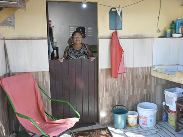 Maria das Dores Bezerra (71), mora sozinha no bairro de N. S. da Apresentação, tem problemas cardíacos e se preocupa em não ter a quem recorrer caso seja infectada— Foto: Magnus Nascimento