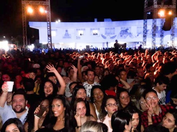 Muitos fãs compareceram ao show surpresa realizado por Marília Mendonça em Natal — Foto: Heloísa Guimarães/Inter TV Cabugi